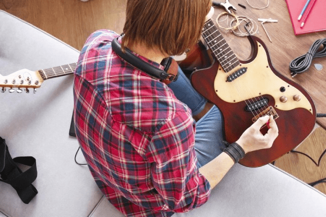 Success Stories: Famous Guitarists Who Started Online