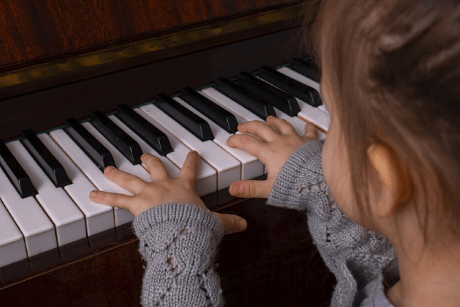 Overcoming Challenges in Online Piano Lessons: Tips for Parents