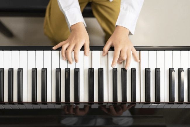 Synthesizer or Acoustic Piano: Which to Choose for Online Piano Lessons?